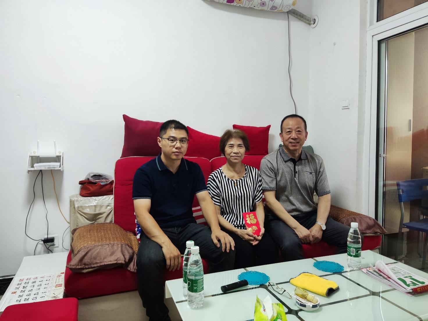 每逢佳节倍思亲 瑞信家人思燕军——集团领导看望熊燕军母亲